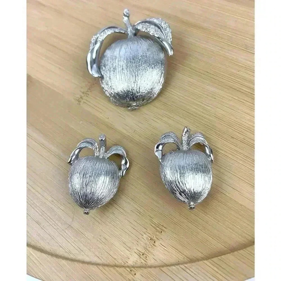 VTG Sarah Coventry Apple Brooch & Matching Earrings Silver Toned Adam's Delight - Picture 10 of 10